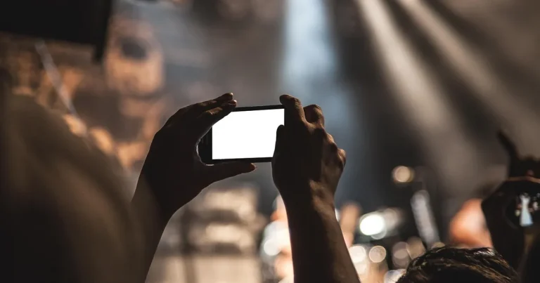 Mobilkamera som fotograferar i naturligt ljus