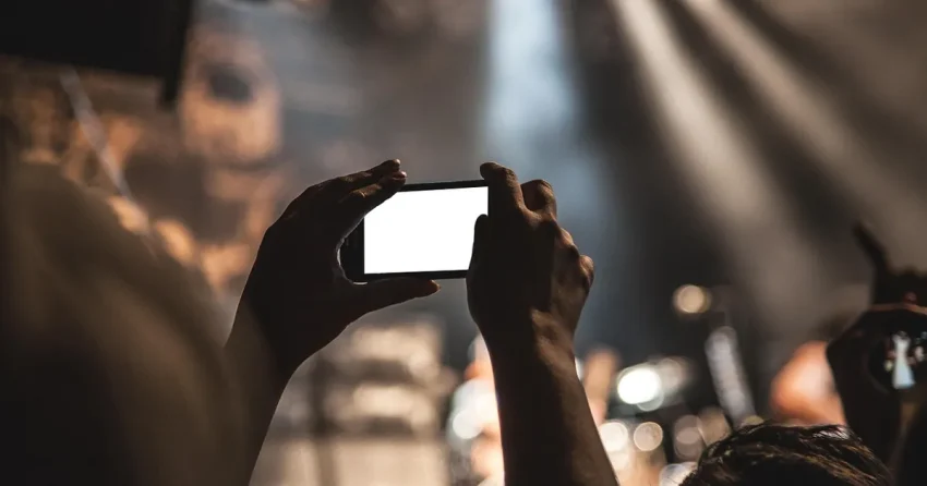 Mobilkamera som fotograferar i naturligt ljus