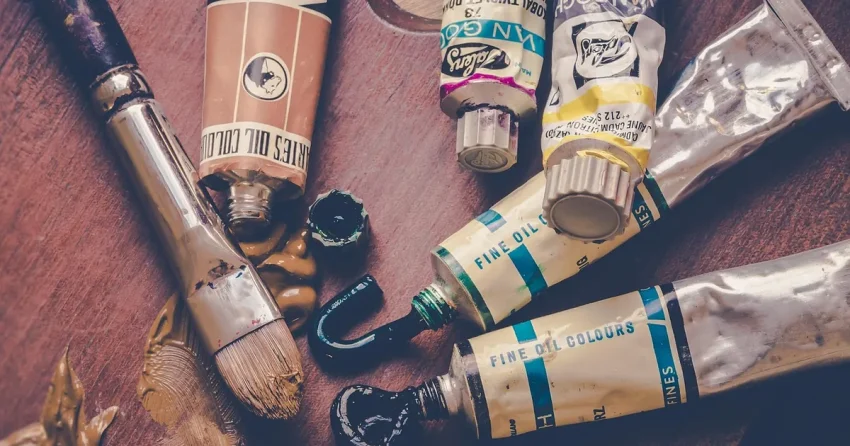 Konstnär som bläddrar i sin portfolio i ateljé